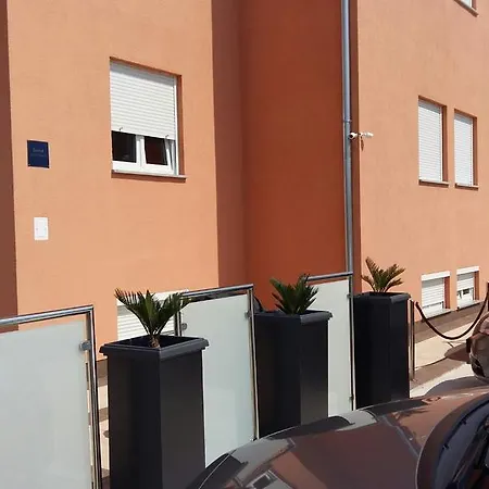 沃迪切麦伦公寓 公寓 *