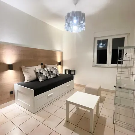 沃迪切麦伦公寓 *